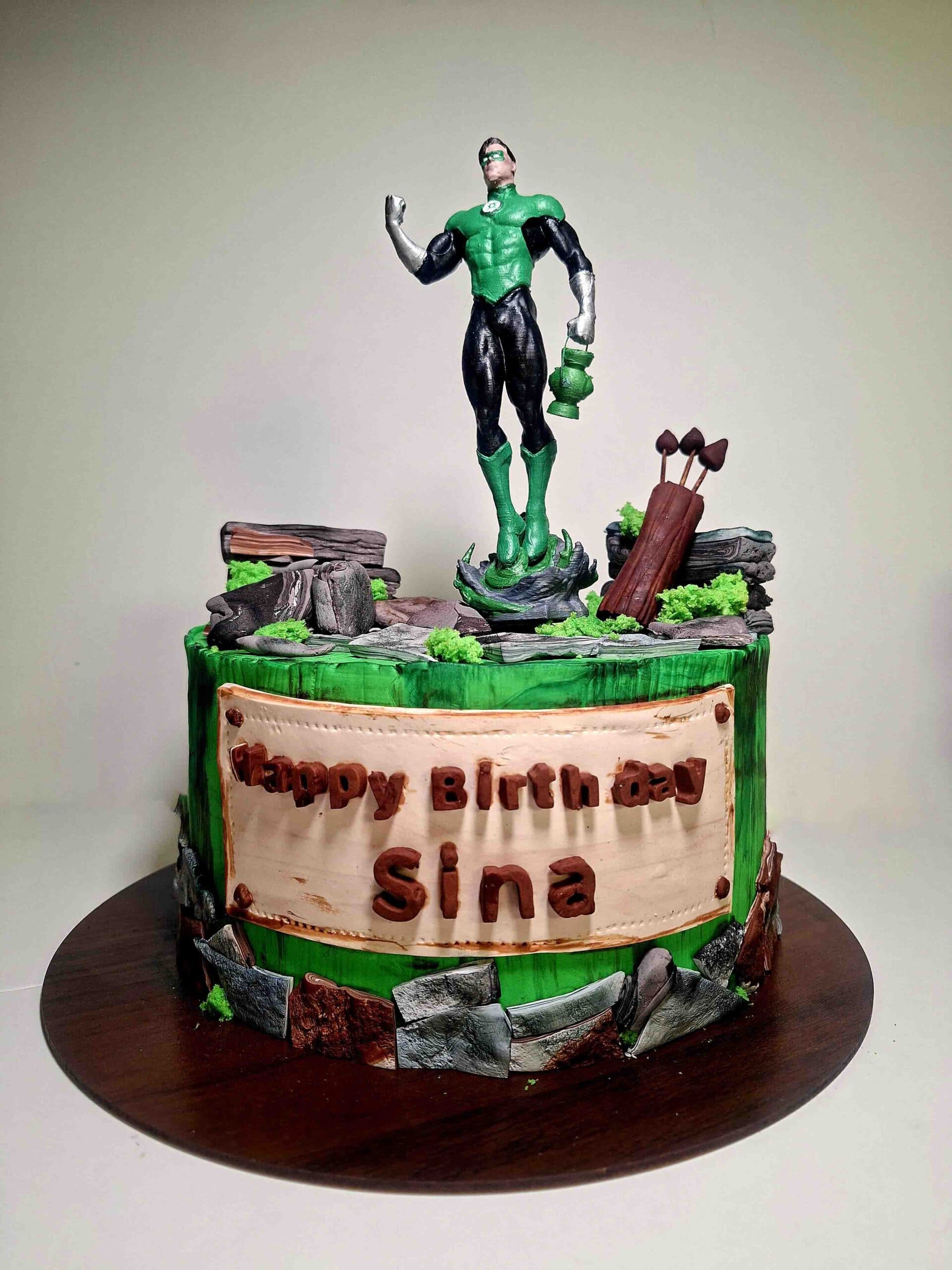 🎂🟢 کیک فیگور یوهولند طرح فانوس سبز | Green Lantern Figure Cake | ترکیب کیک تولد + فیگور دکوری — تصویر ۵