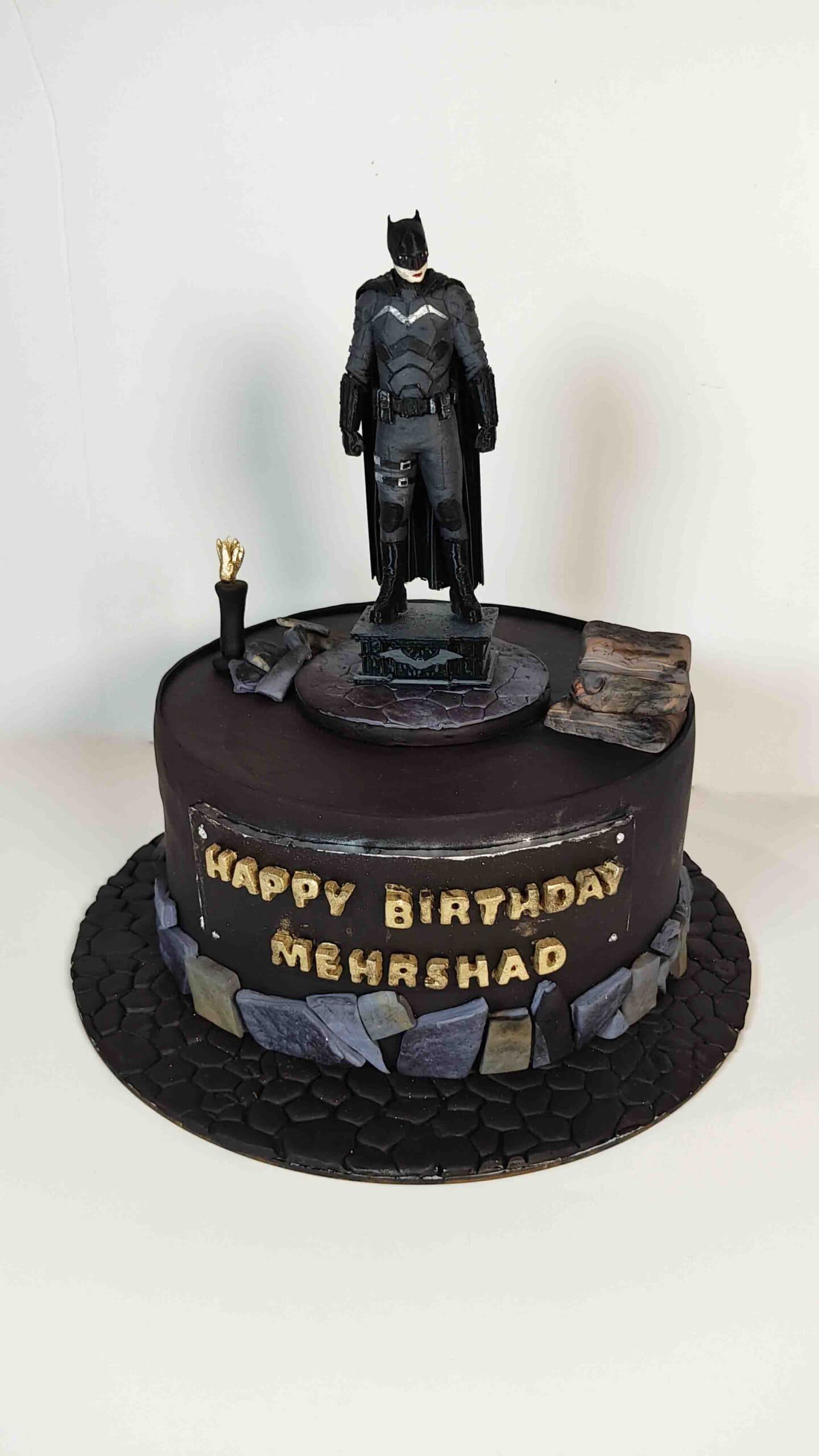🎂🦇 کیک فیگور یوهولند طرح بتمن | Batman Figure Cake | ترکیب کیک تولد و فیگور دکوری — تصویر ۷