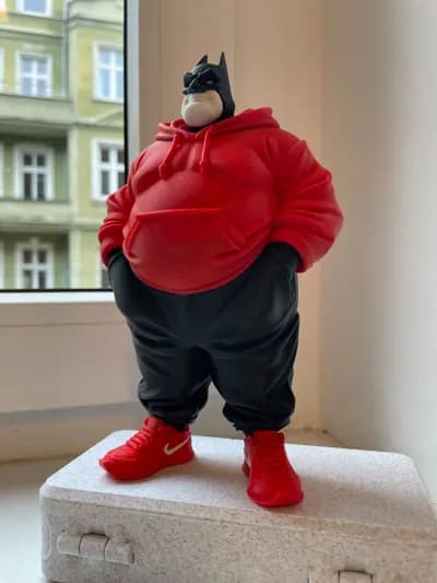 🦇 فیگور بتمن چاق – Batman Chubby Figure | ارتفاع 20 سانتی‌متر | جنس PLA+