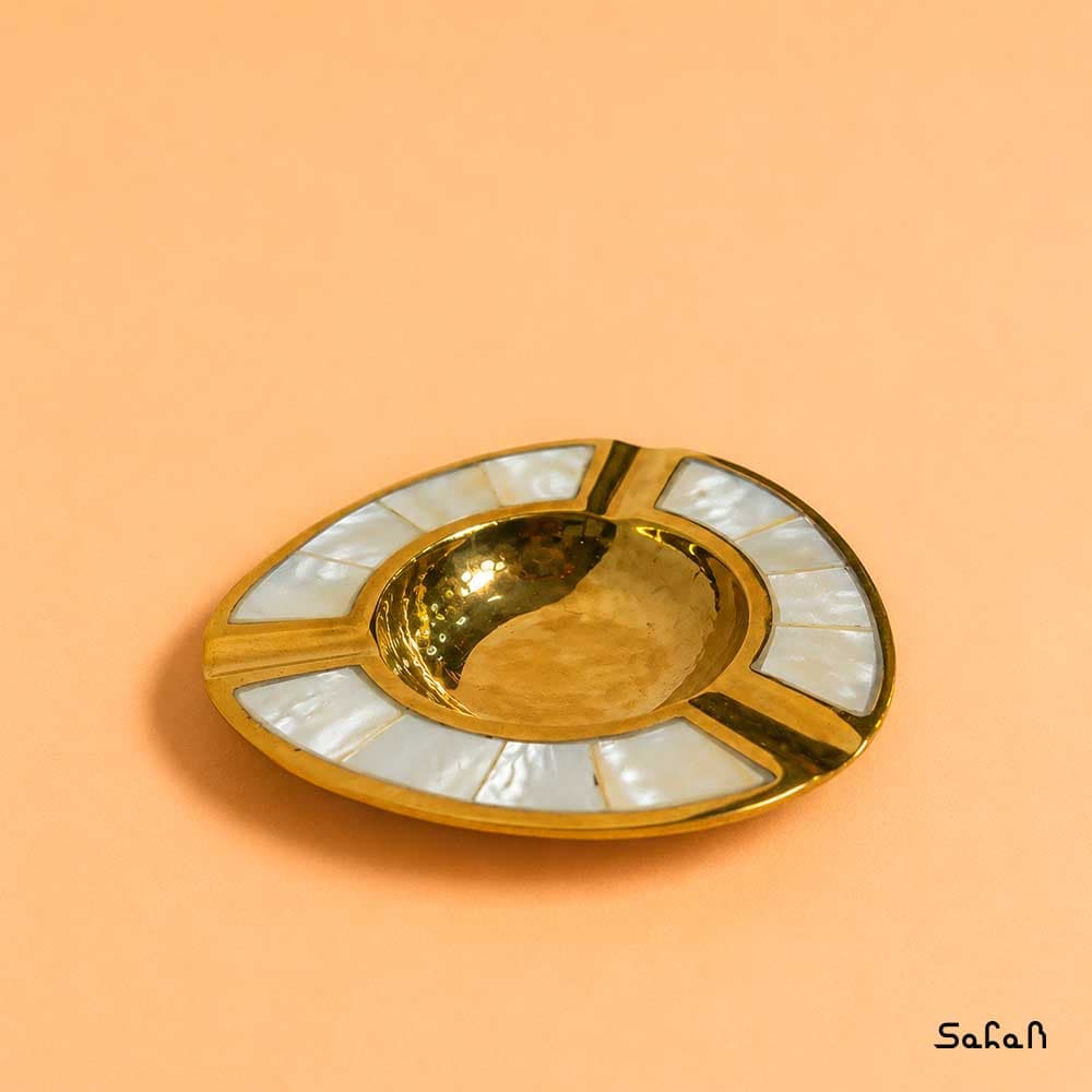 زیر سیگاری برنج و صدف طرح مثلث — تصویر ۳