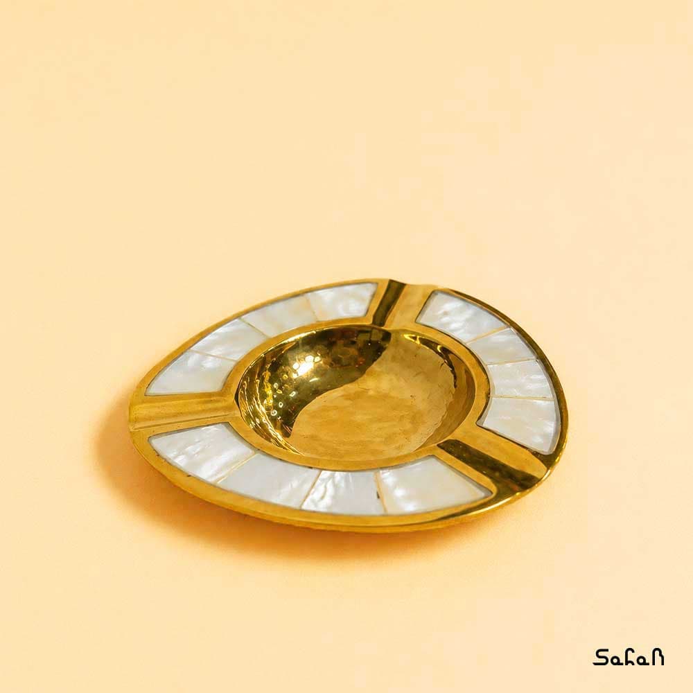زیر سیگاری برنج و صدف طرح مثلث — تصویر ۵
