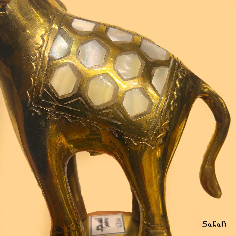 مجسمه برنج و صدف طرح فیل و گوی — تصویر ۳