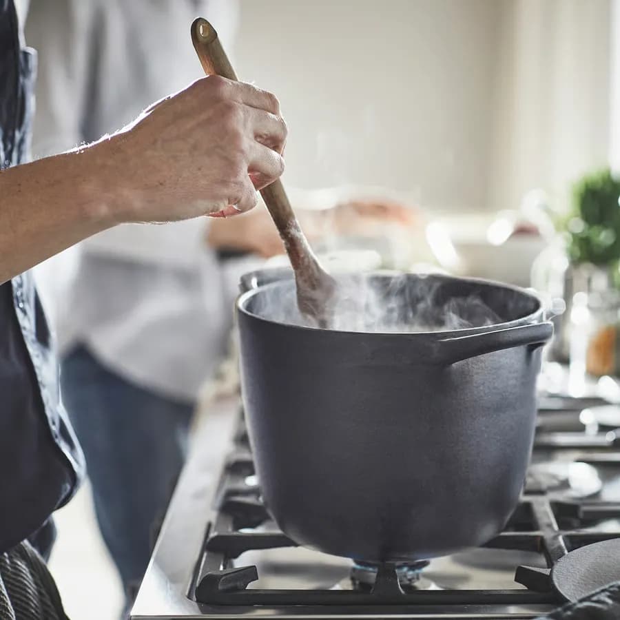 قابلمه با درب، چدن لعاب‌دار مات / مشکی، ۵ لیتر ایکیا مدل VARDAGEN — تصویر ۵