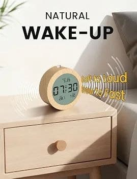 ساعت زنگ‌دار دیجیتال AboveClock چوبی کنار تخت — تصویر ۴