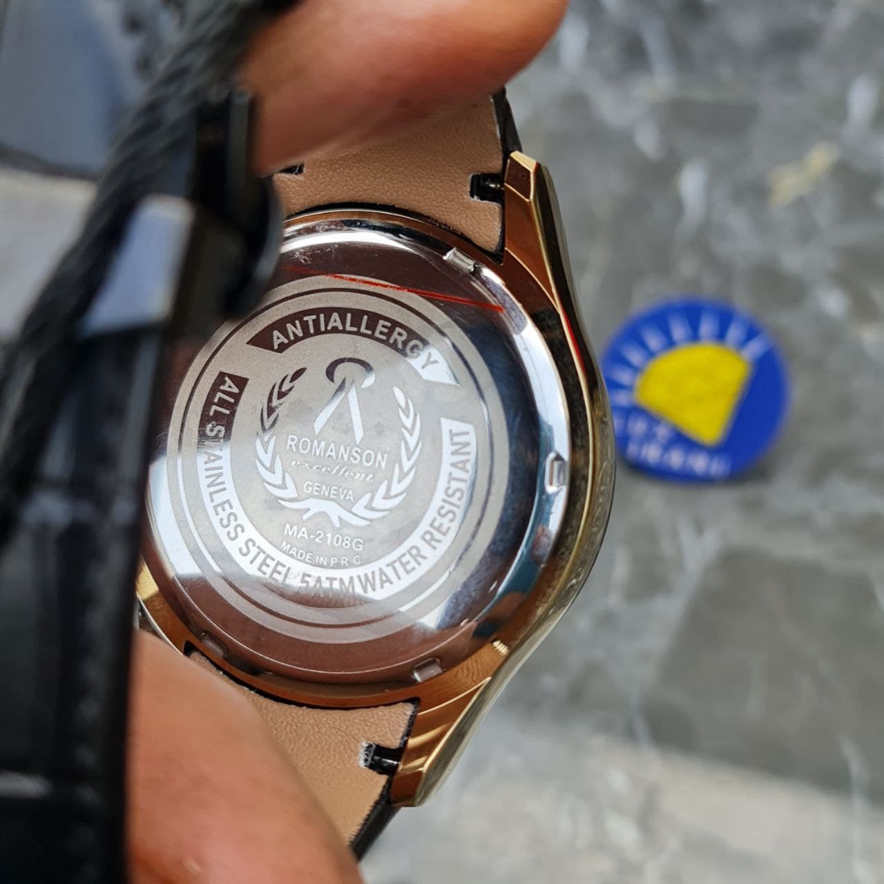 ساعت رومانسون الگانس کد 4712 بند چرم قاب مشکی و طلایی صفحه مشکی — تصویر ۷