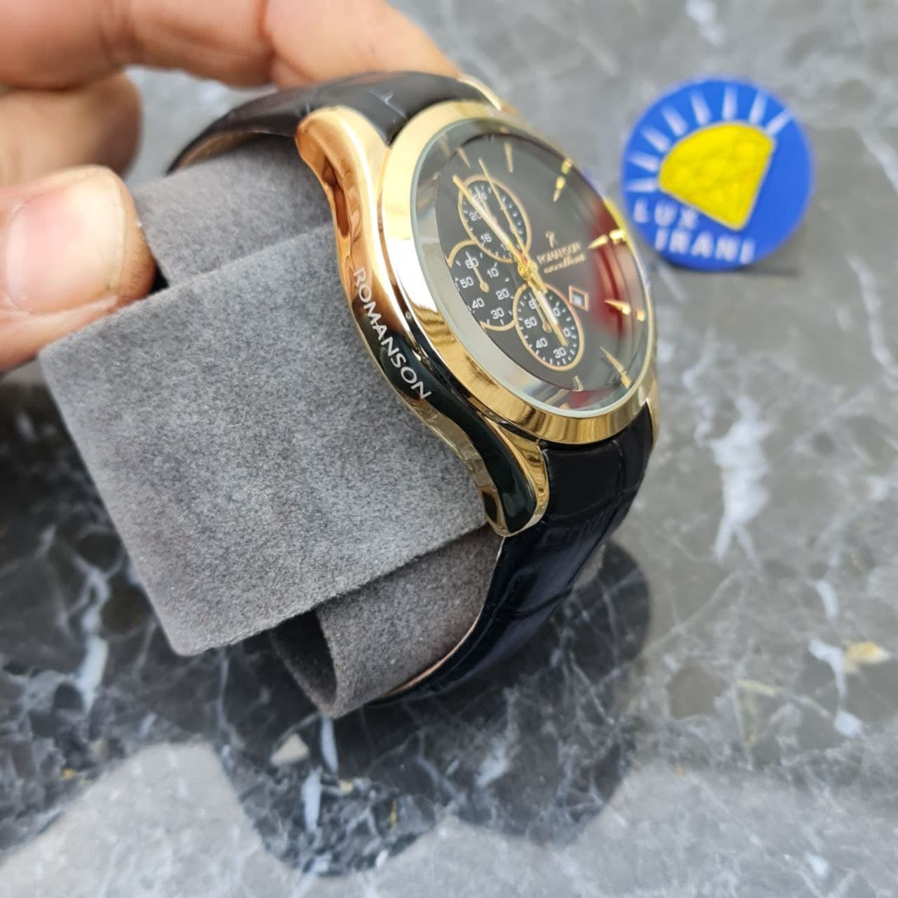 ساعت رومانسون الگانس کد 4711 بند چرم قاب طلایی صفحه مشکی — تصویر ۱۱