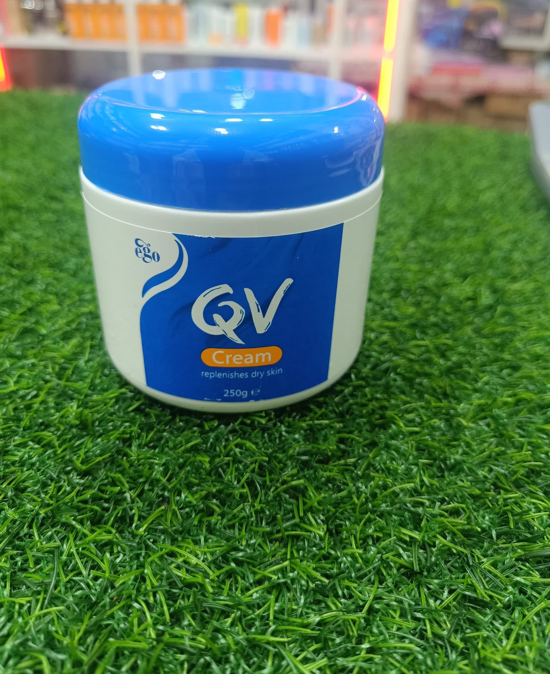 کرم مرطوب کننده کیووی ۲۵۰ میلی لیتر کاسه ای