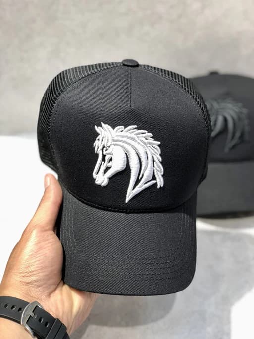 کلاه بیسبالی پشت توری مستر کوالیتی طرح اسب مشکی — تصویر ۴