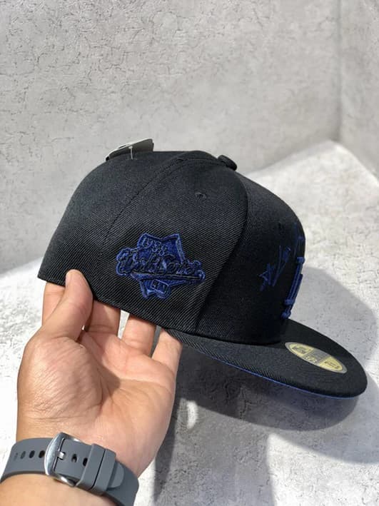 کلاه کپ برند New Era فیت بک سایز 1/8 7 طرح LA داجرز مشکی آبی — تصویر ۴
