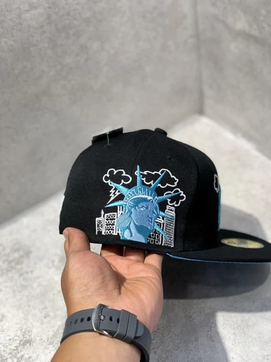 کلاه کپ برند New Era فیت بک سایز 7 طرح NY مجسمه آزادی مشکی — تصویر ۴