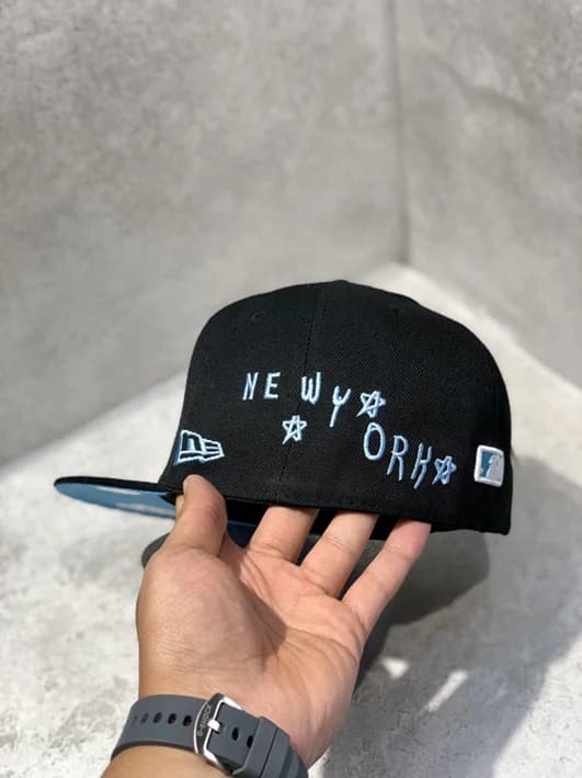 کلاه کپ برند New Era فیت بک سایز 7 طرح NY مجسمه آزادی مشکی — تصویر ۶