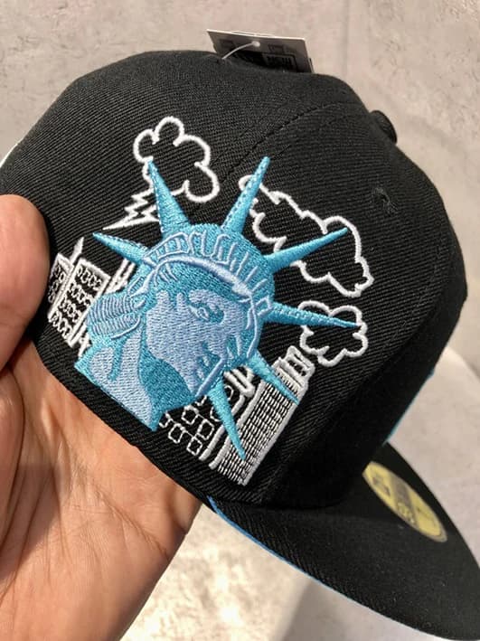 کلاه کپ برند New Era فیت بک سایز 7 طرح NY مجسمه آزادی مشکی — تصویر ۷