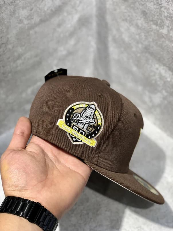 کلاه کپ برند New Era فیت بک سایز 1/4 7 طرح LA شکلاتی — تصویر ۶