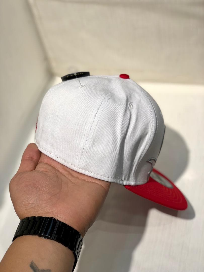 کلاه کپ برند New Era فیت بک سایز 1/4 7 طرح SOX قرمز سفید — تصویر ۳