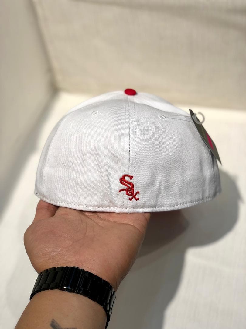 کلاه کپ برند New Era فیت بک سایز 1/4 7 طرح SOX قرمز سفید — تصویر ۴