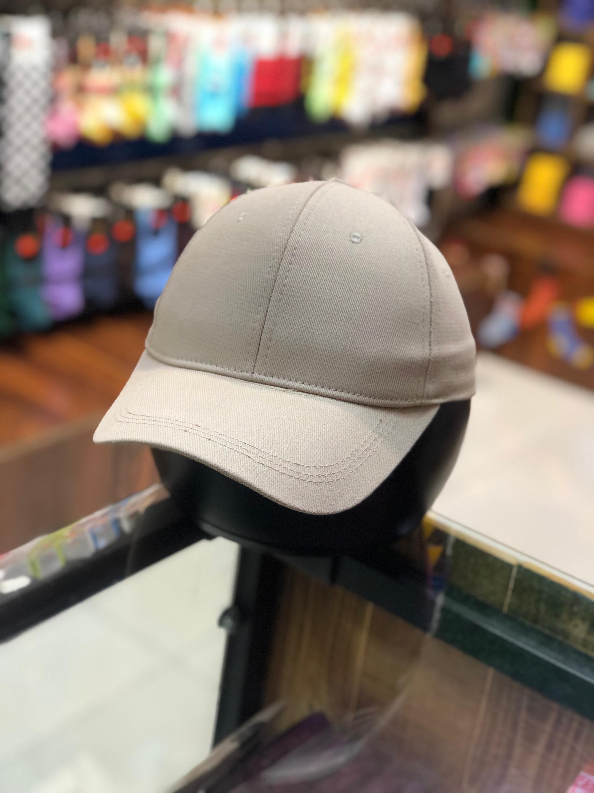 کلاه بیسبالی ساده کتان کرم — تصویر ۵