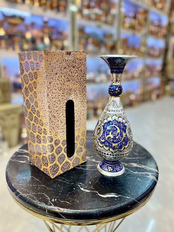 گلدان صراحی قلمزنی روکش نقره و نقاشی تذهیب — تصویر ۳