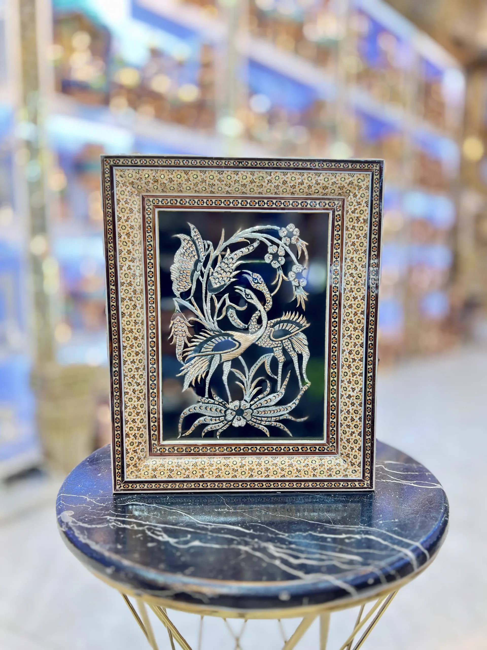 قاب خاتم دو گل استخوانی و قلمزنی — تصویر ۳