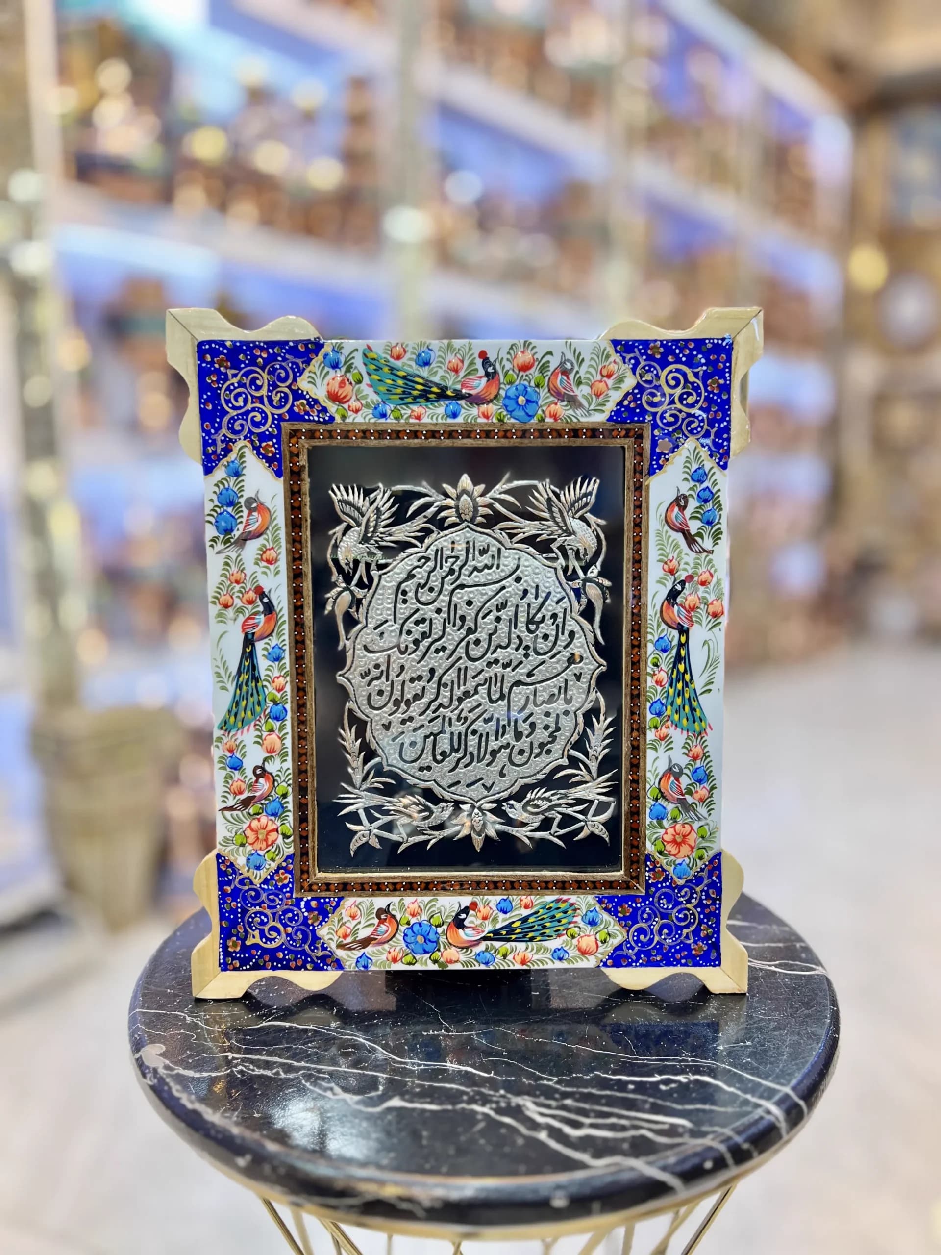 قاب آیه قلمزنی و نقاشی گل و مرغ برجسته — تصویر ۲