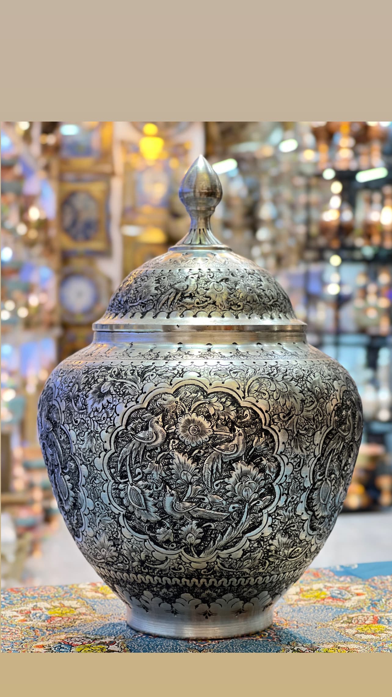 قندان سیبی بزرگ قلمزی گل ومرغ سیاه قلم — تصویر ۲
