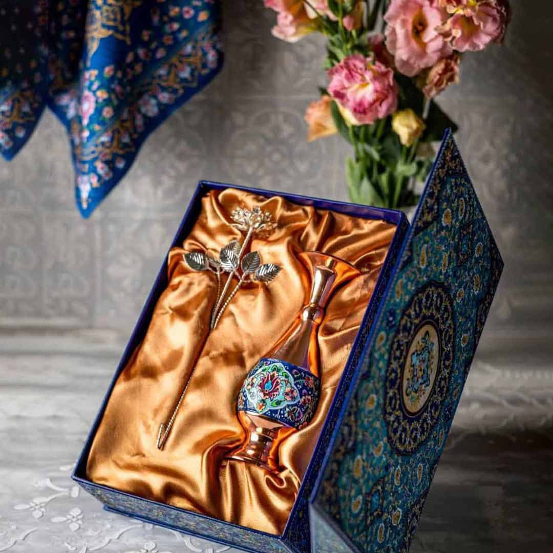 گلدان صراحی مس و پرداز همراه با گل نقره — تصویر ۳