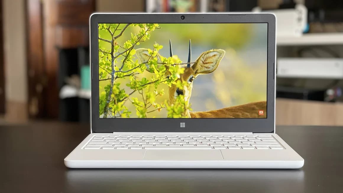 لپ‌تاپ Microsoft Surface Laptop SE | نسل 10 | رم 8 گیگ | حافظه 128 گیگ | سبک و مناسب مدارس | ویندوز 11 SE — تصویر ۳