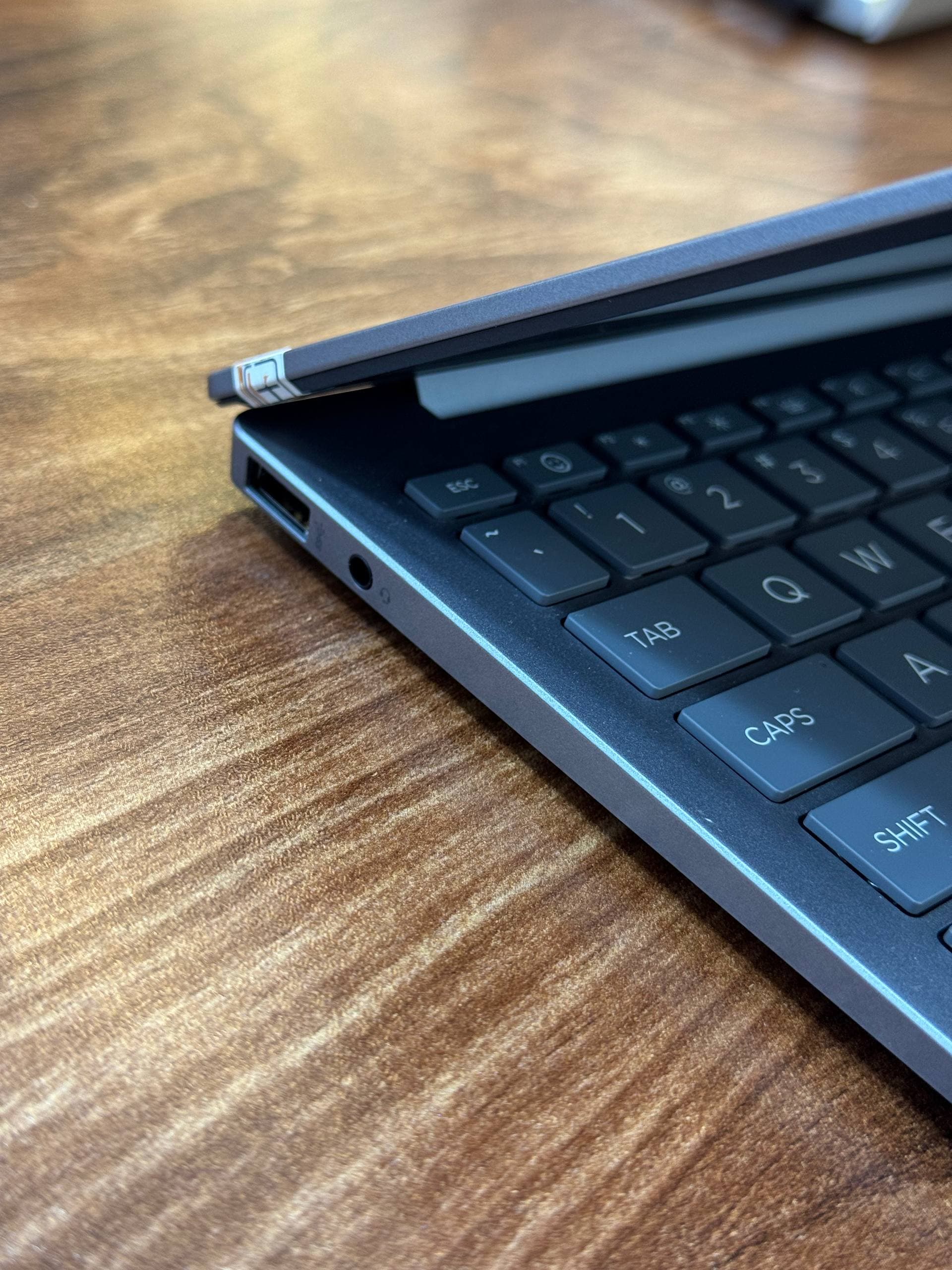 لپ تاپ HP Elitebook 635 Aero G11 Ryzen5 8640U | 16GB | 512GB SSD | AMD vs NPU | 13.3 inch FHD — تصویر ۹