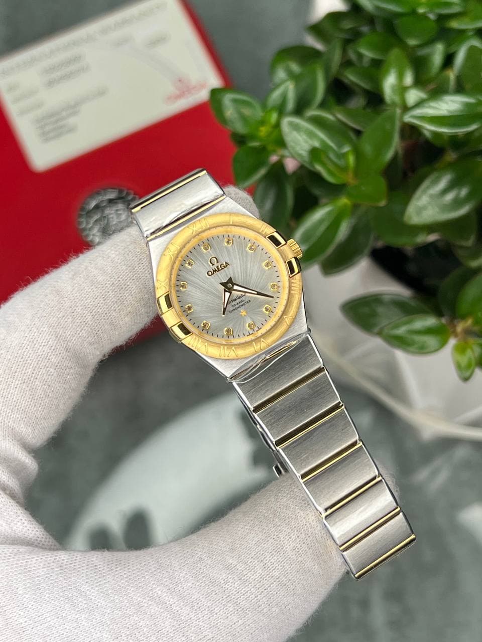 ساعت مچی زنانه امگا کانسلیشن صفحه سیلور طلایی و نقره ای اندکس نگین OMEGA CONSTELLATION