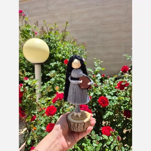 عروسک مکرومه نوازنده تنبک(پس کرایه) — تصویر ۲