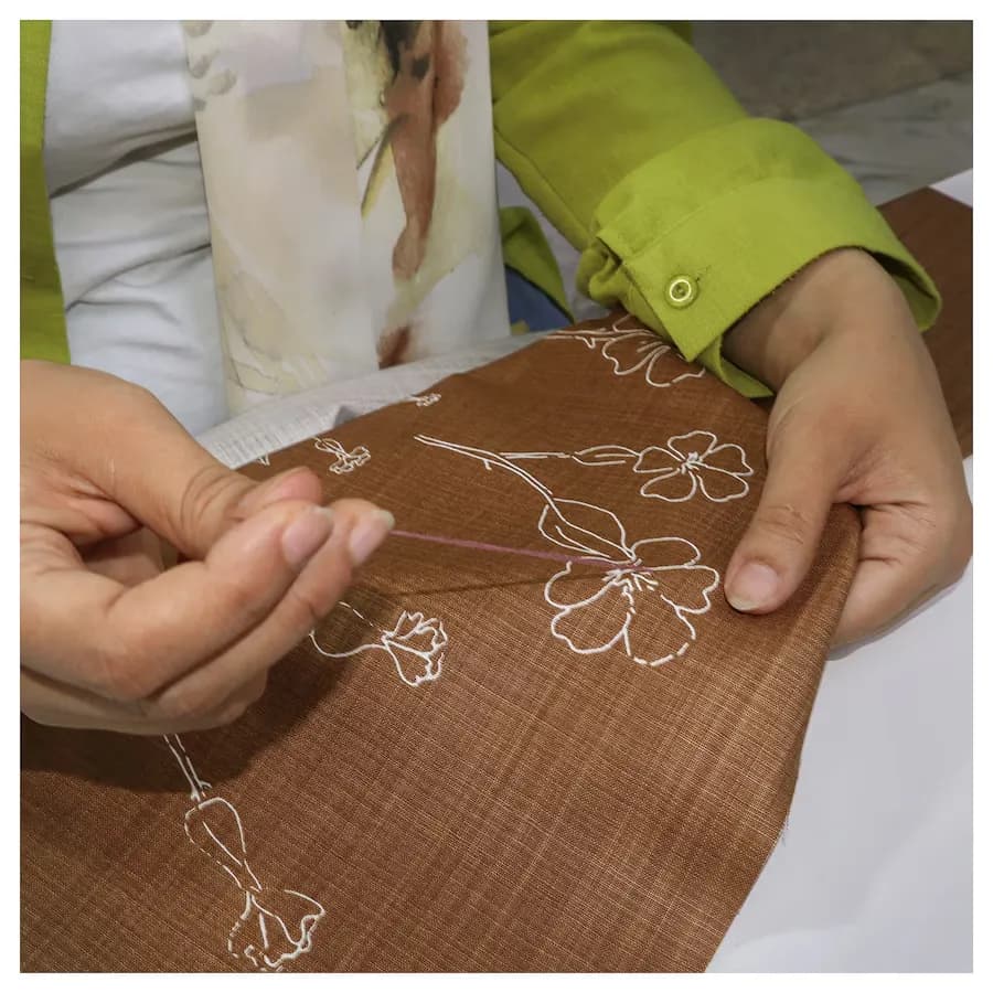 کاور کوسن ایکیا AKERNEJLIKA قهوه ای گلدوزی شده، 50×50 سانتی‌متر — تصویر ۱۲