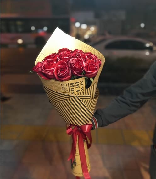 دسته گل رز 20 شاخه تزئین کاغذ کد 0018