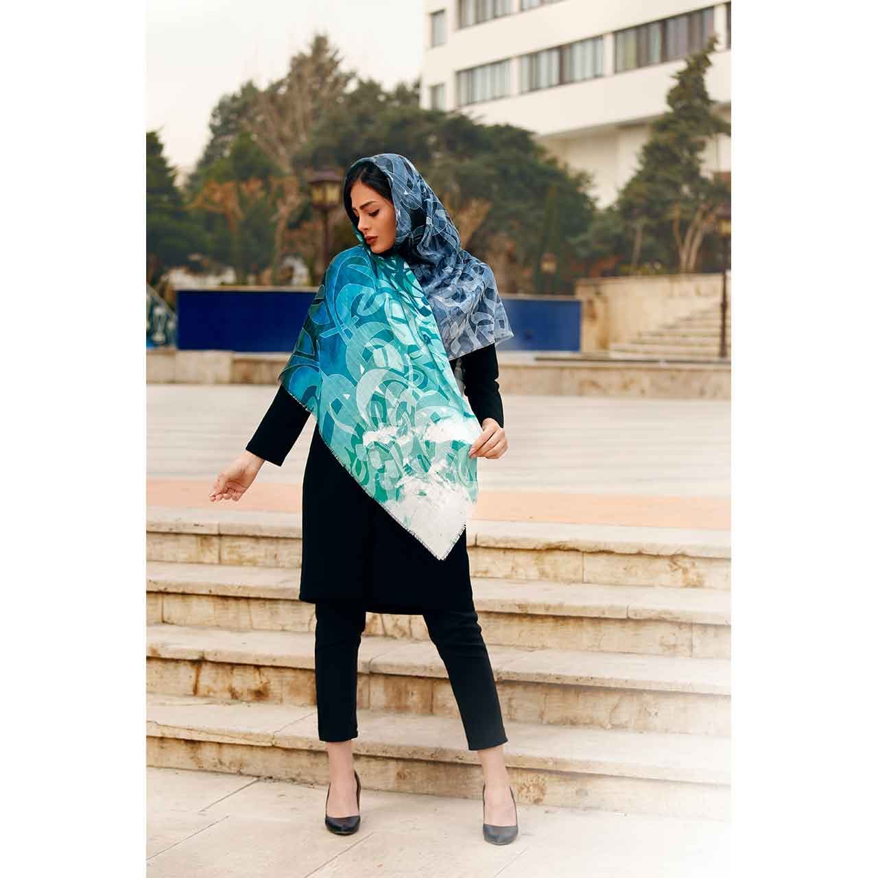 روسری نخی زنانه طرح خطاطی کد 04 — تصویر ۳