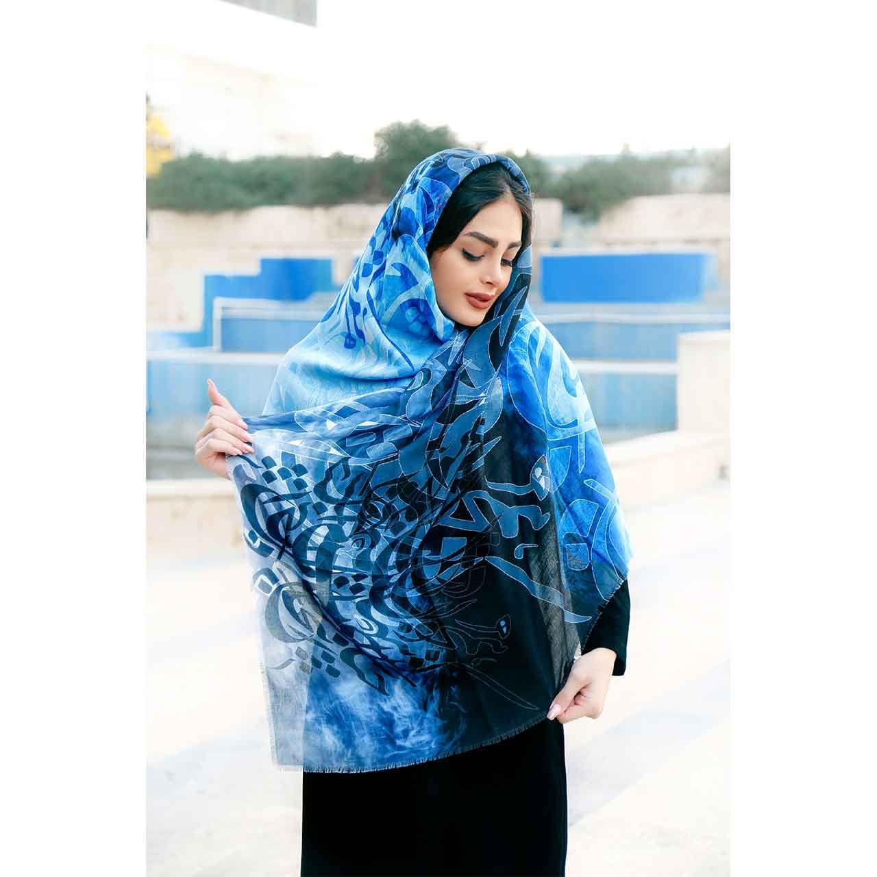 روسری نخی زنانه طرح خطاطی کد 02 — تصویر ۳