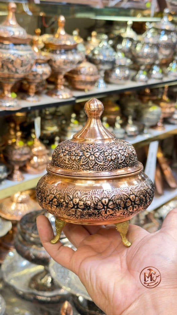 قندان گلبرگی سفینه ای ۳ پایه مسی — تصویر ۳