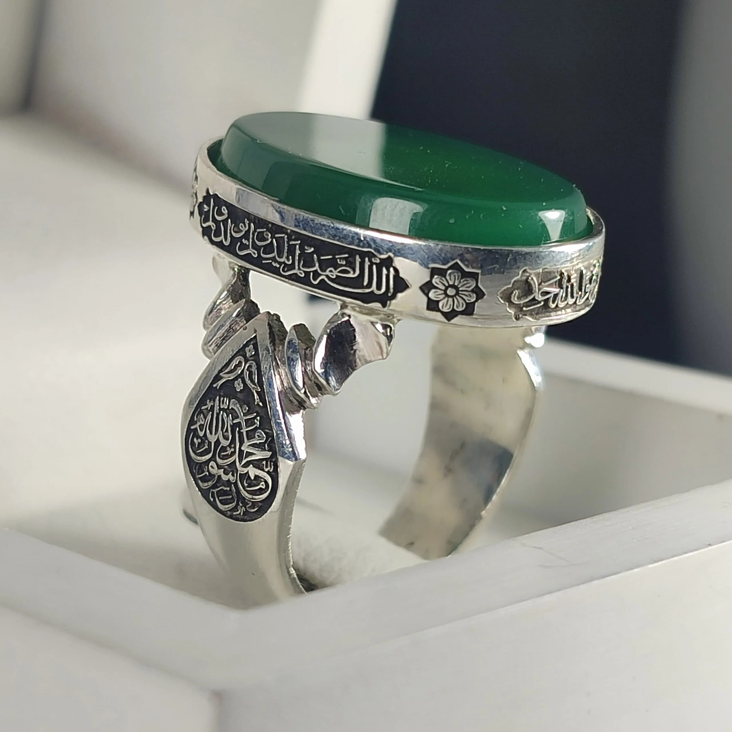 انگشتر نقره باسنگ عقیق سبز ذکر روی رکاب (سوره ی توحید) ذکر و بغل رکاب (الله جل جلاله) کد 2320 — تصویر ۵