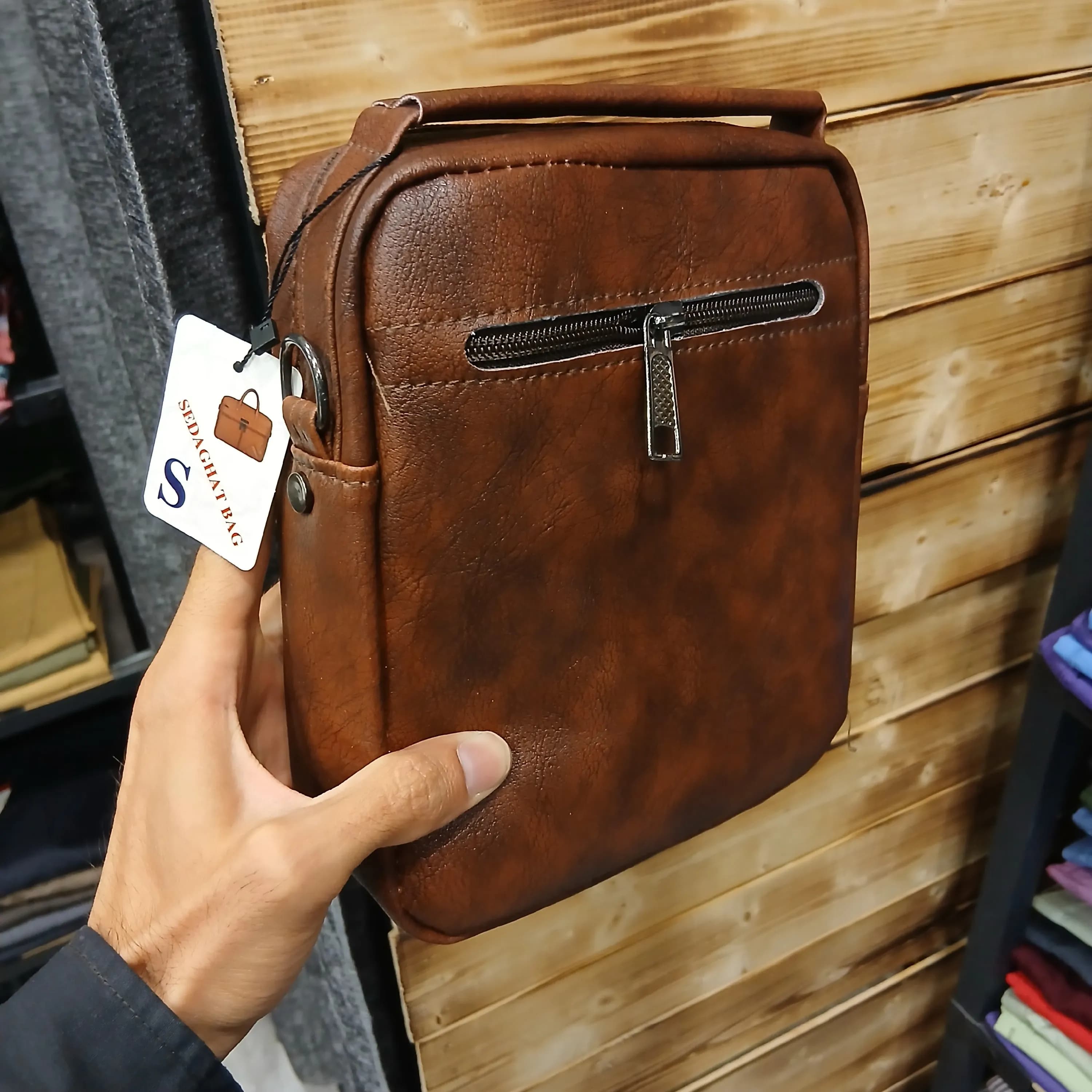 کیف دوشی اسپرت مردانه طرح زارا جنس چرم مصنوعی ابعاد 17*21*6 سانتیمتر — تصویر ۹
