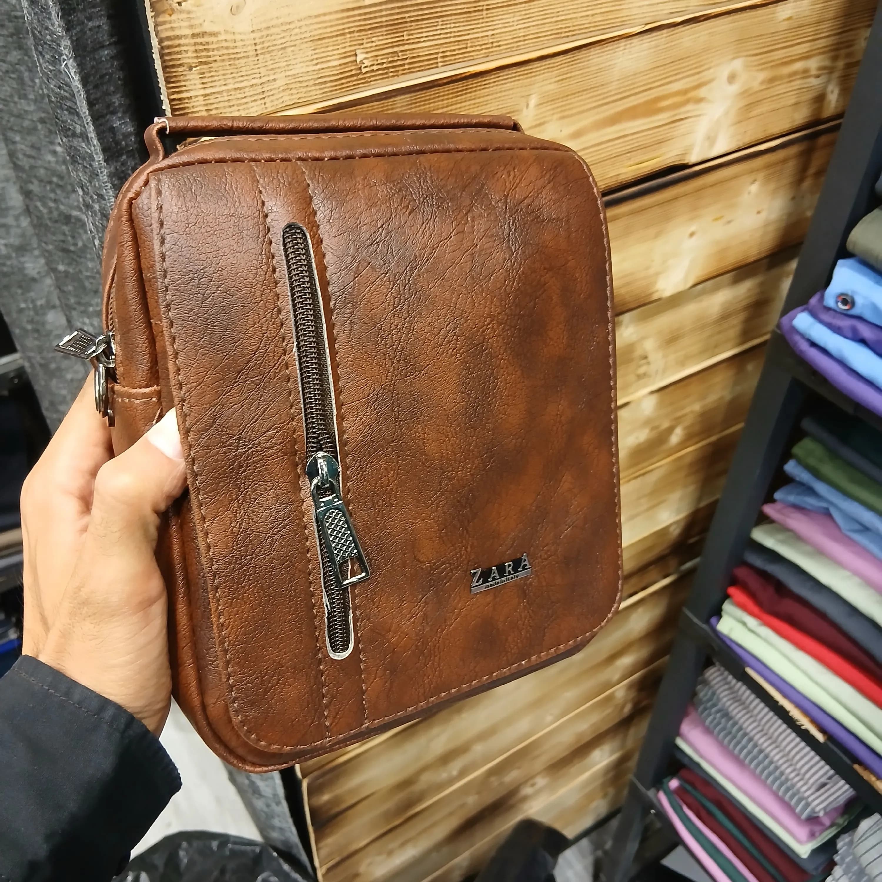 کیف دوشی اسپرت مردانه طرح زارا جنس چرم مصنوعی ابعاد 17*21*6 سانتیمتر — تصویر ۴