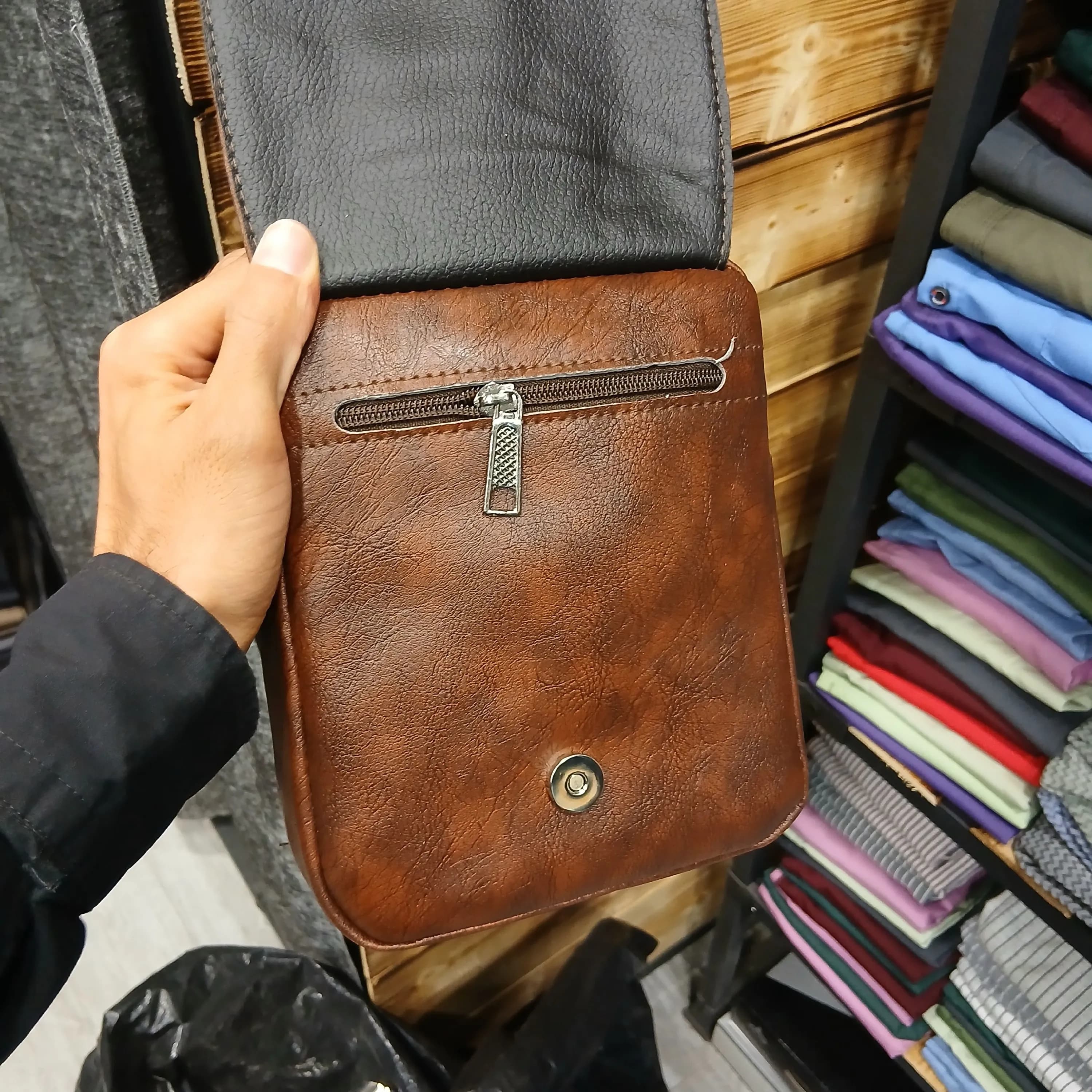 کیف دوشی اسپرت مردانه طرح زارا جنس چرم مصنوعی ابعاد 17*21*6 سانتیمتر — تصویر ۸