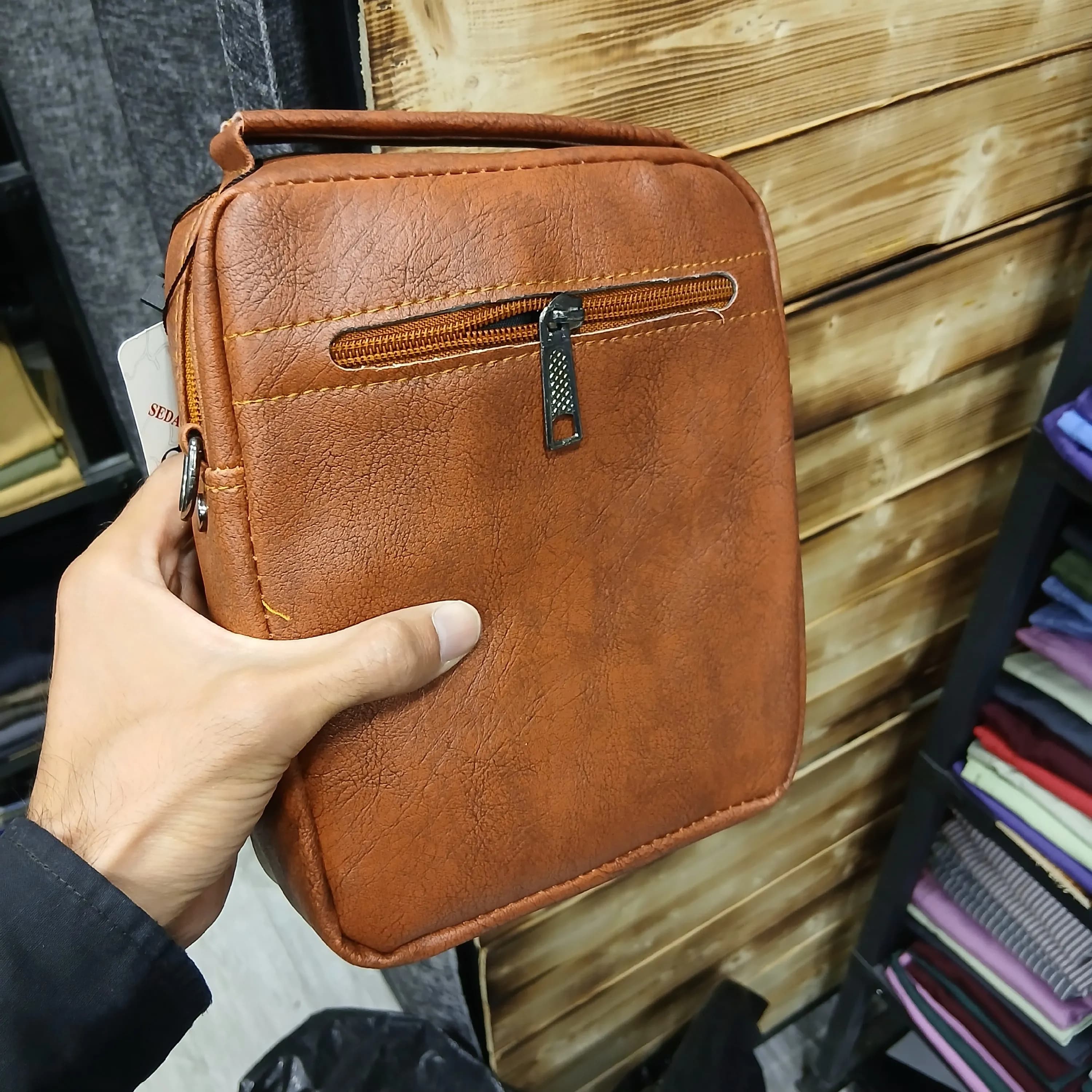 کیف دوشی اسپرت مردانه طرح زارا جنس چرم مصنوعی ابعاد 17*21*6 سانتیمتر — تصویر ۷