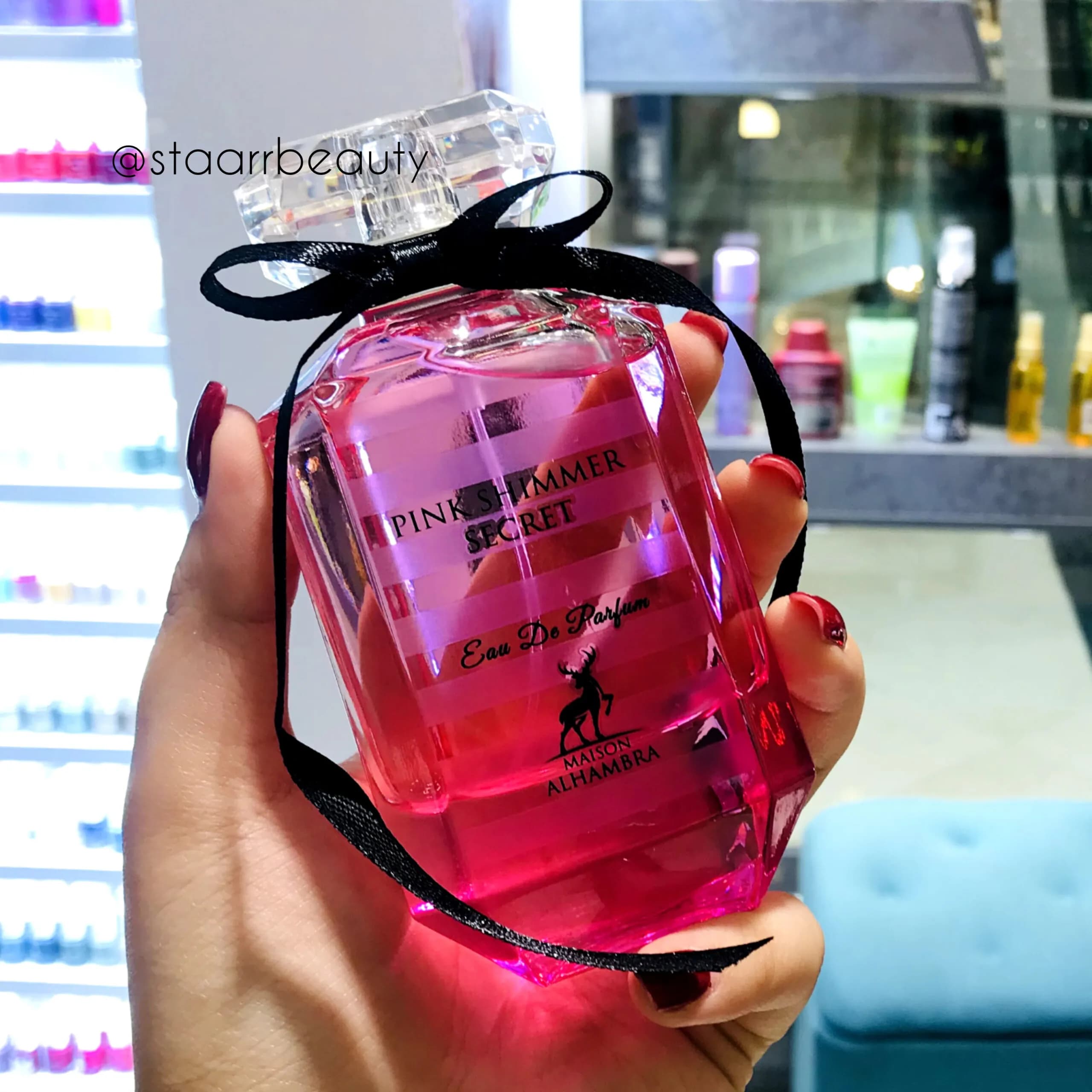 عطر ادکلن ویکتوریا سکرت بامب شل الحمبرا پینک شیمر سکرت الحمبرا Alhambra Pink Shimmer Secret حجم ۱۰۰ میل — تصویر ۳
