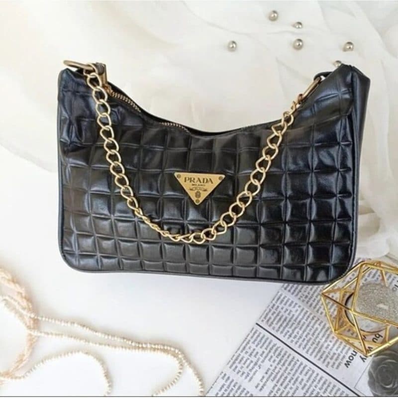 کیف دوشی کوچک زنانه مدل پرادا(prada)| پاسپورتی| رنگ مشکی| ابعاد25*17|چرم شسته|براق