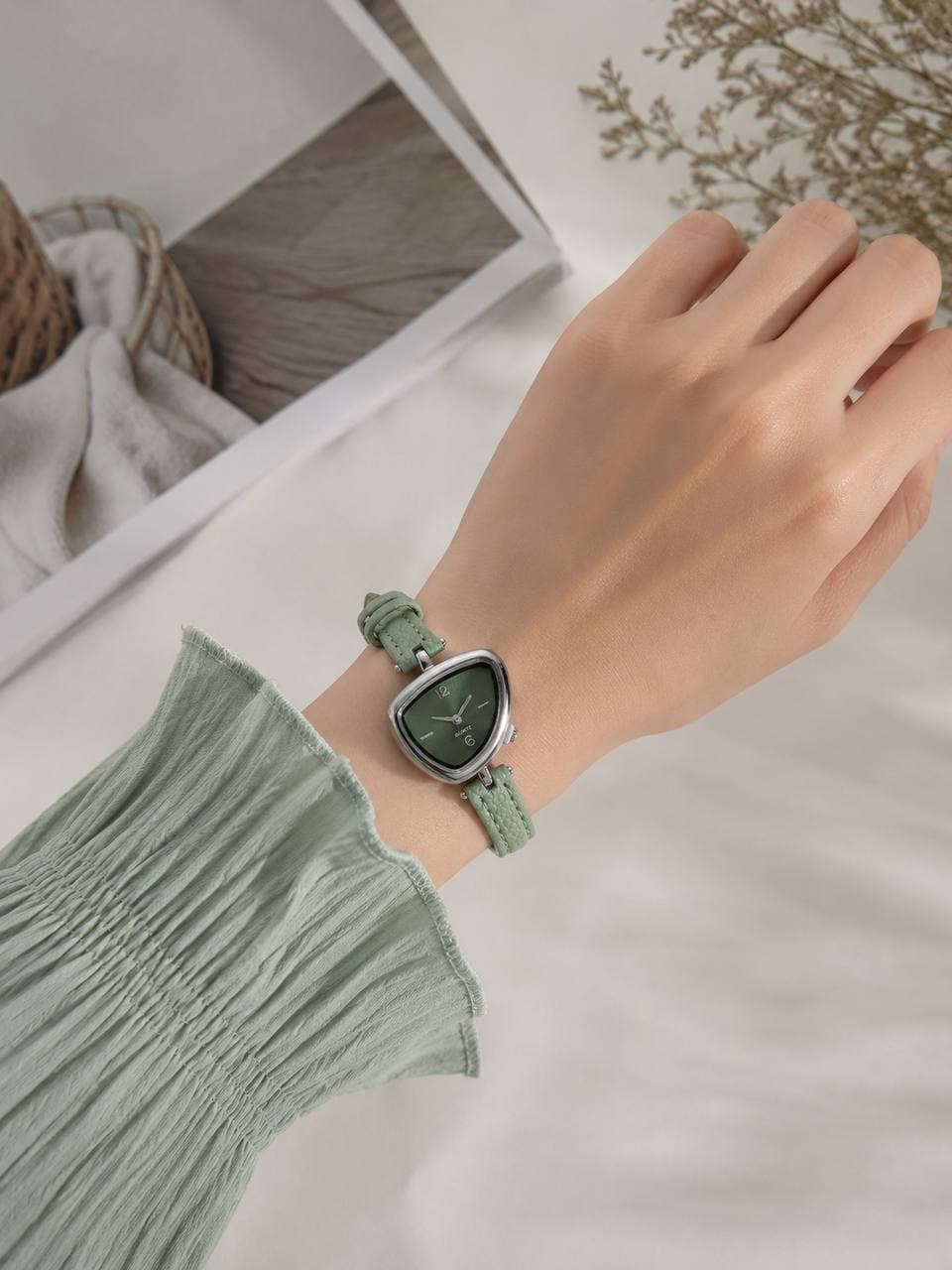 ساعت زنانه مینیمال بند چرمی کیفیت عالی در رنگ بندی متنوع کد 1925089 — تصویر ۱۰