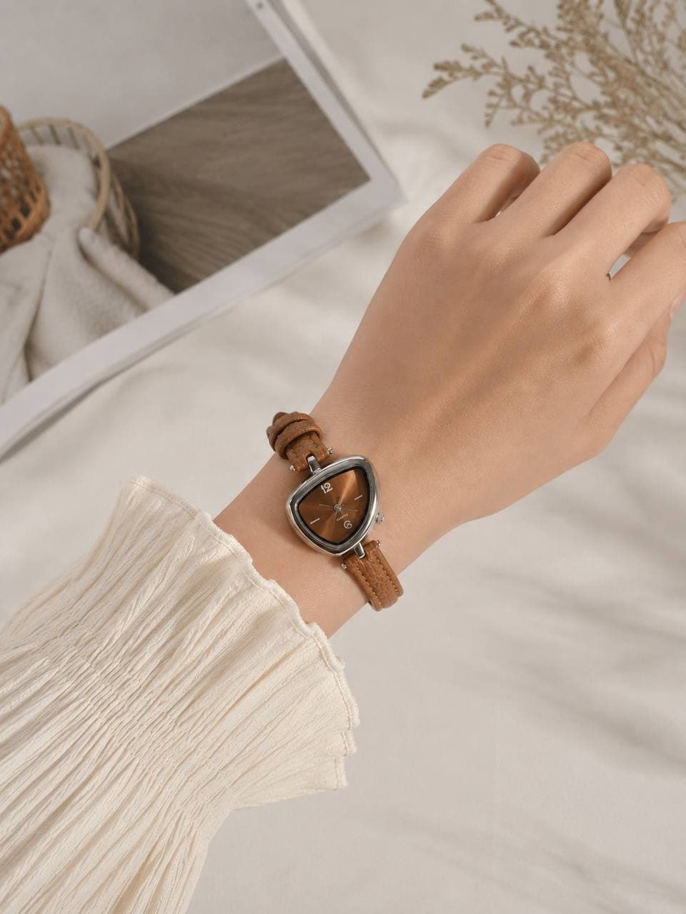 ساعت زنانه مینیمال بند چرمی کیفیت عالی در رنگ بندی متنوع کد 1925089 — تصویر ۹