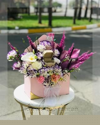چیدمان هنری دسته گل رز سفید ساده برای دکور میز یا لابی