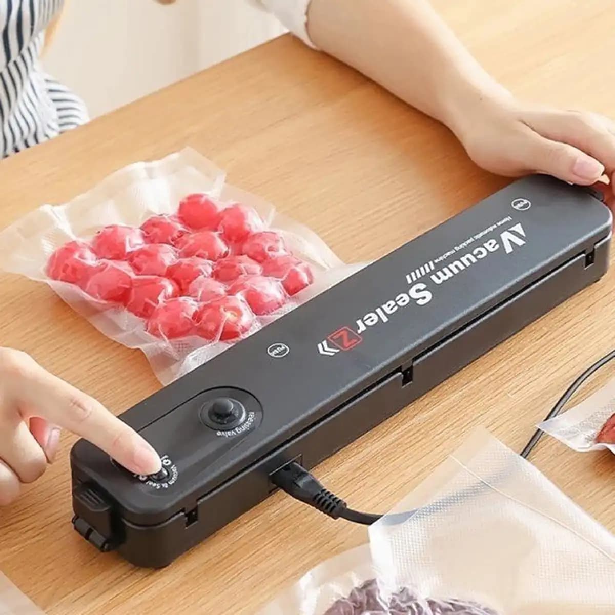 دستگاه وکیوم و پلمپ خانگی مدل برقی Vacuum Sealer Z Home Food — تصویر ۳