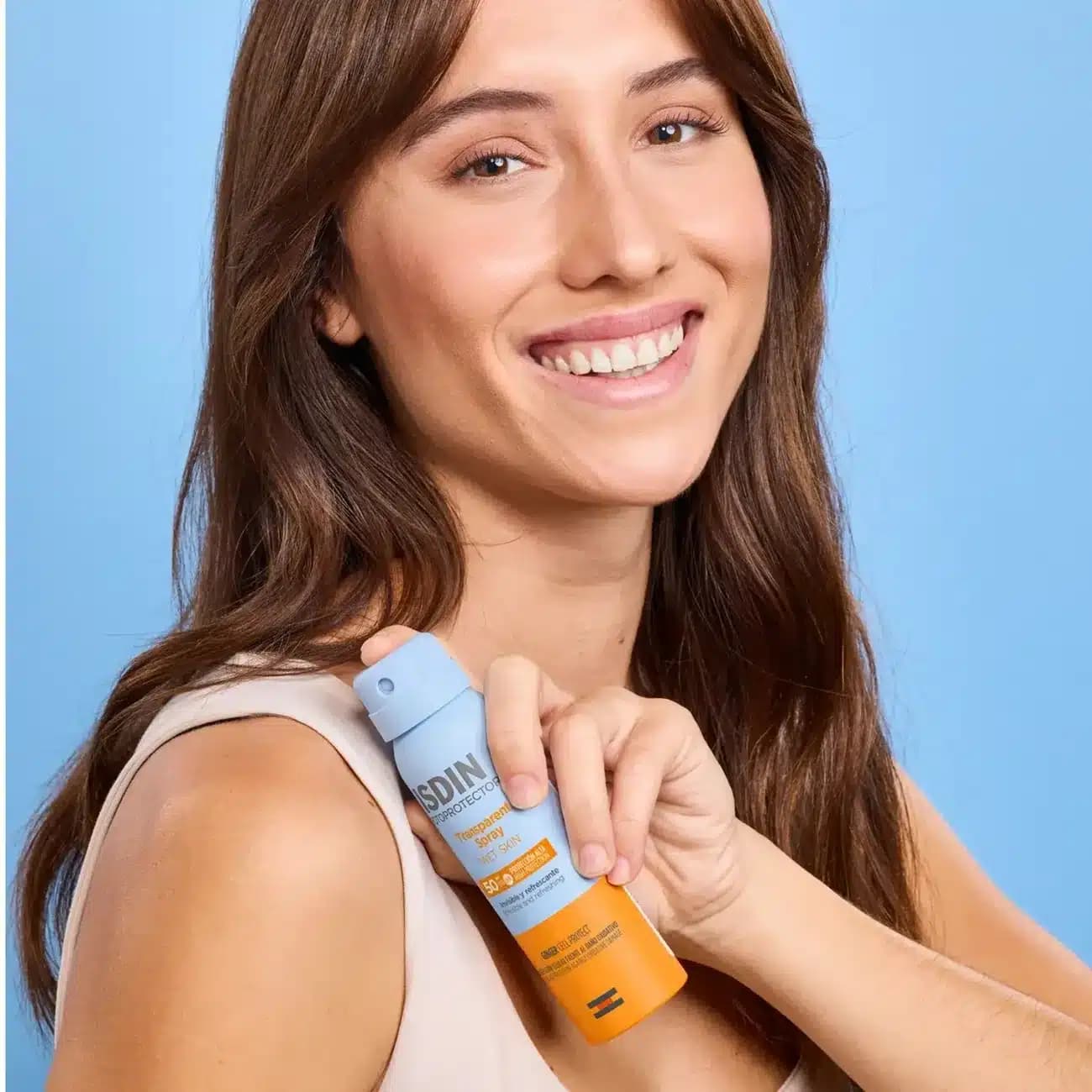 اسپری ضد آفتاب بی رنگ ایزدین ISDIN مدل Wet Skin با SPF50 — تصویر ۵