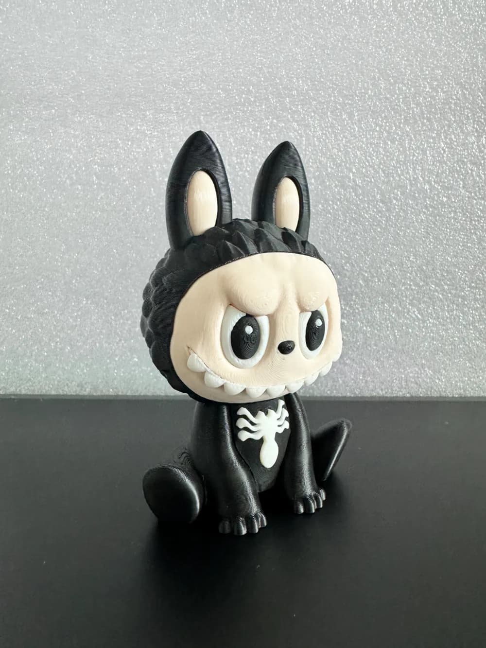 🧸 عروسک لبوبو مدل ونوم Venom | رنگ‌آمیزی دستی | چاپ سه‌بعدی PLA+ | ارتفاع ۱0 سانتی‌متر — تصویر ۸