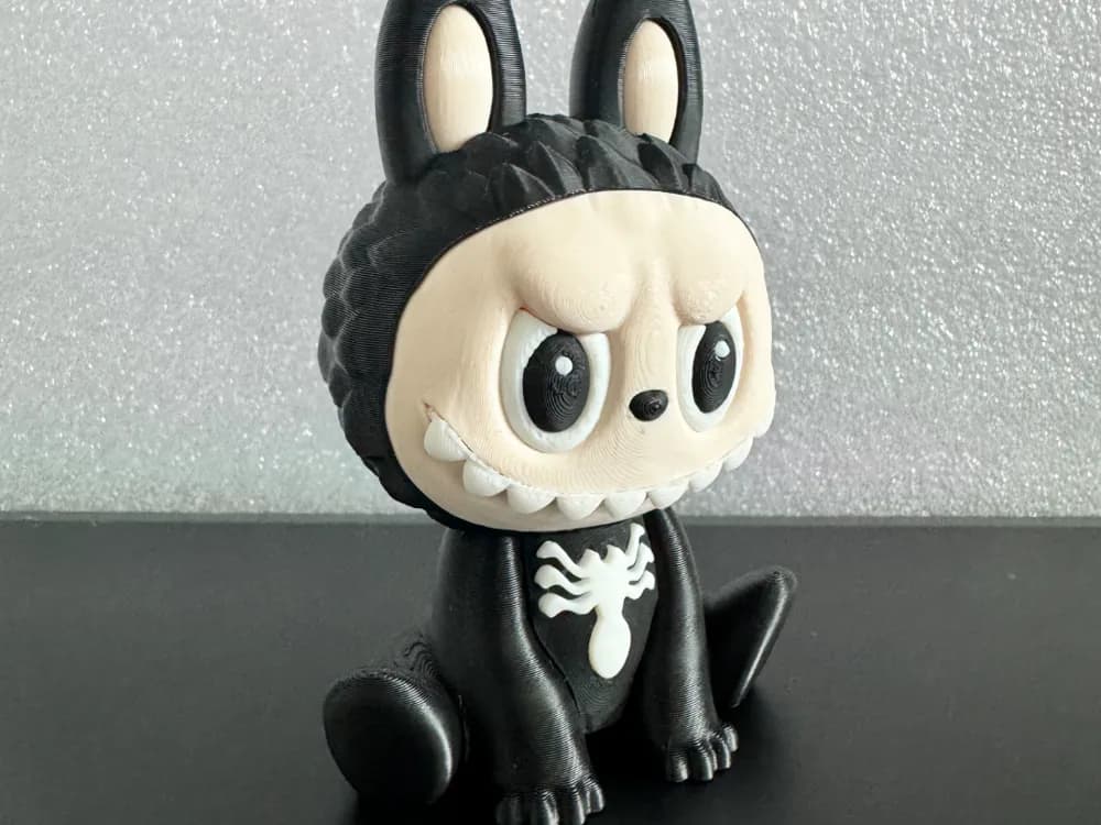 🧸 عروسک لبوبو مدل ونوم Venom | رنگ‌آمیزی دستی | چاپ سه‌بعدی PLA+ | ارتفاع ۱0 سانتی‌متر — تصویر ۷