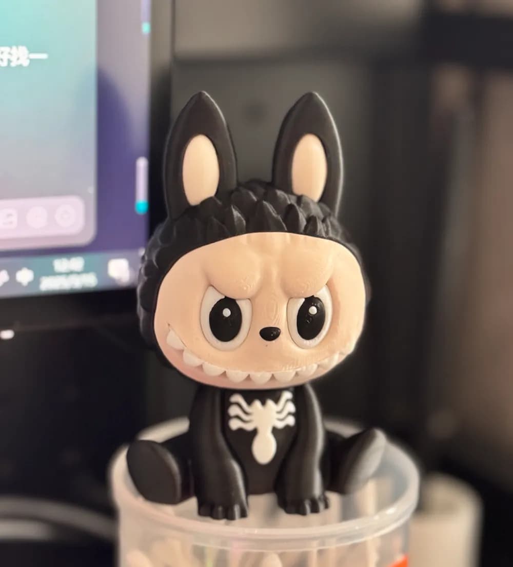 🧸 عروسک لبوبو مدل ونوم Venom | رنگ‌آمیزی دستی | چاپ سه‌بعدی PLA+ | ارتفاع ۱0 سانتی‌متر — تصویر ۳