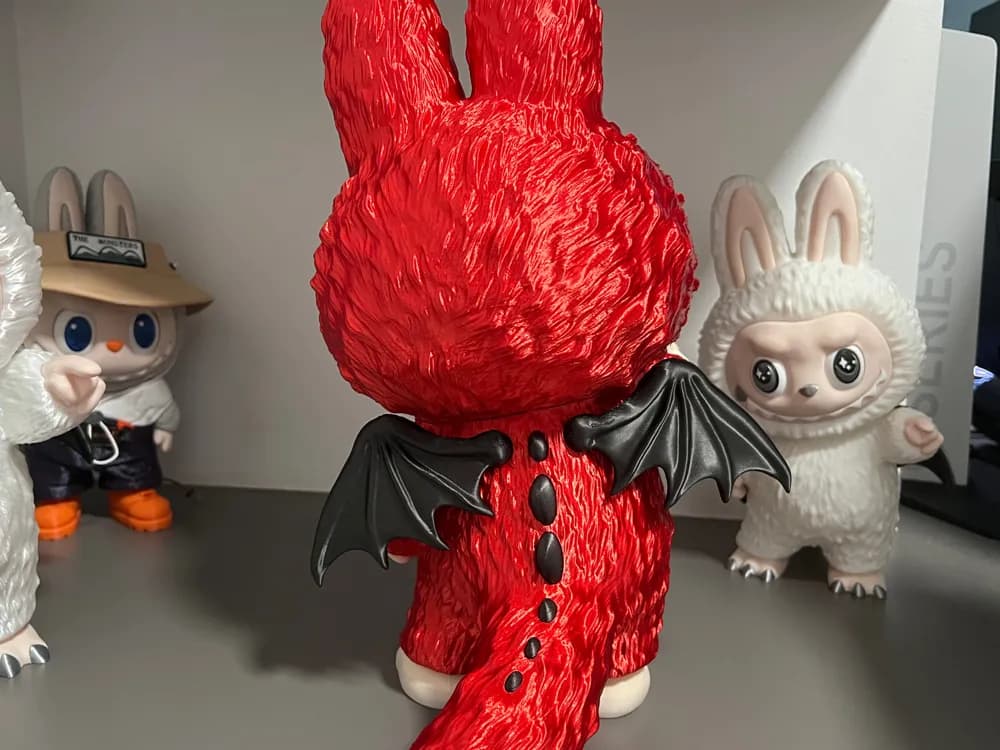 🧸 عروسک لبوبو مدل شیطان جهنم Devil | رنگ‌آمیزی دستی | چاپ سه‌بعدی +PLA | ارتفاع ۱8 سانتی‌متر — تصویر ۳